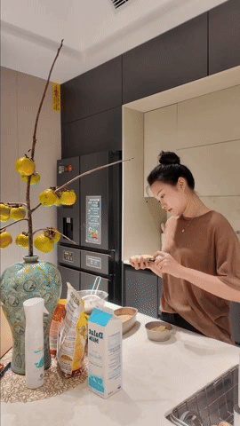 Doãn Hải My đảm đang vào bếp, để lộ nội thất trong biệt thự bạc tỷ mới toanh, nguyên tủ lạnh đã giá trăm triệu- Ảnh 1.