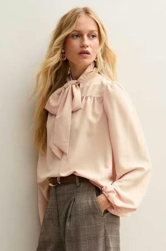 Đẳng cấp như Vương phi Kate: 3 mẫu blouse nơ hồng ngọt ngào giúp phụ nữ trung niên vừa sang trọng vừa rước tài lộc- Ảnh 2.