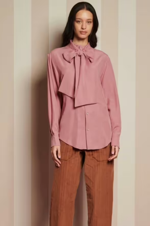 Đẳng cấp như Vương phi Kate: 3 mẫu blouse nơ hồng ngọt ngào giúp phụ nữ trung niên vừa sang trọng vừa rước tài lộc- Ảnh 3.
