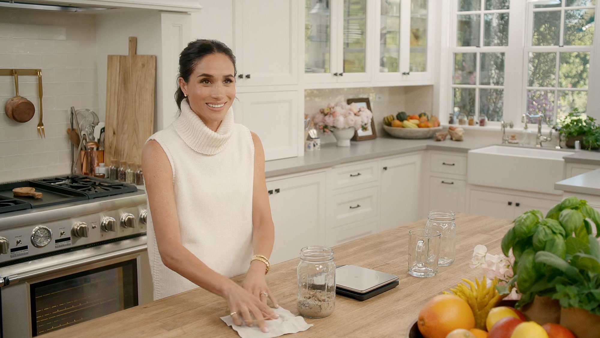 Phong cách thời trang đơn giản nhưng thanh lịch của Meghan Markle trong "With Love, Meghan" Mùa 2- Ảnh 1.