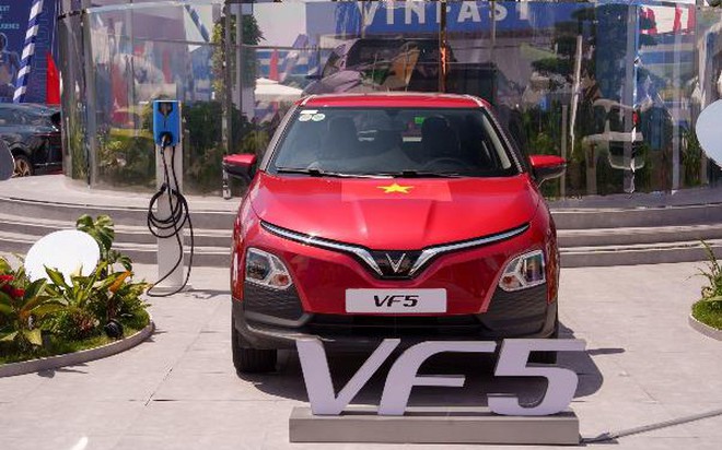 Nhiều khách VinFast bất ngờ “mua một được hai”, rinh về từ xe đạp, xe máy đến ô tô điện- Ảnh 1.