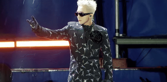 Sơn Tùng M-TP “đảo ngói” trắng thành thần nhưng lại giống G-Dragon nữa rồi!- Ảnh 1.