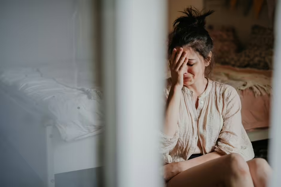 Chuyên gia cảnh báo: Phụ nữ mất cân bằng nội tiết tố thường có 8 dấu hiệu nhận biết- Ảnh 1.