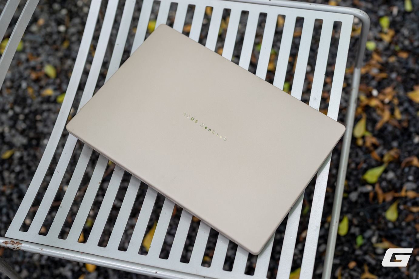 Trên tay ASUS Zenbook A14: Ultrabook AI siêu mỏng nhẹ mà vẫn bền chắc, hiệu năng tốt, pin “khủng”- Ảnh 1.