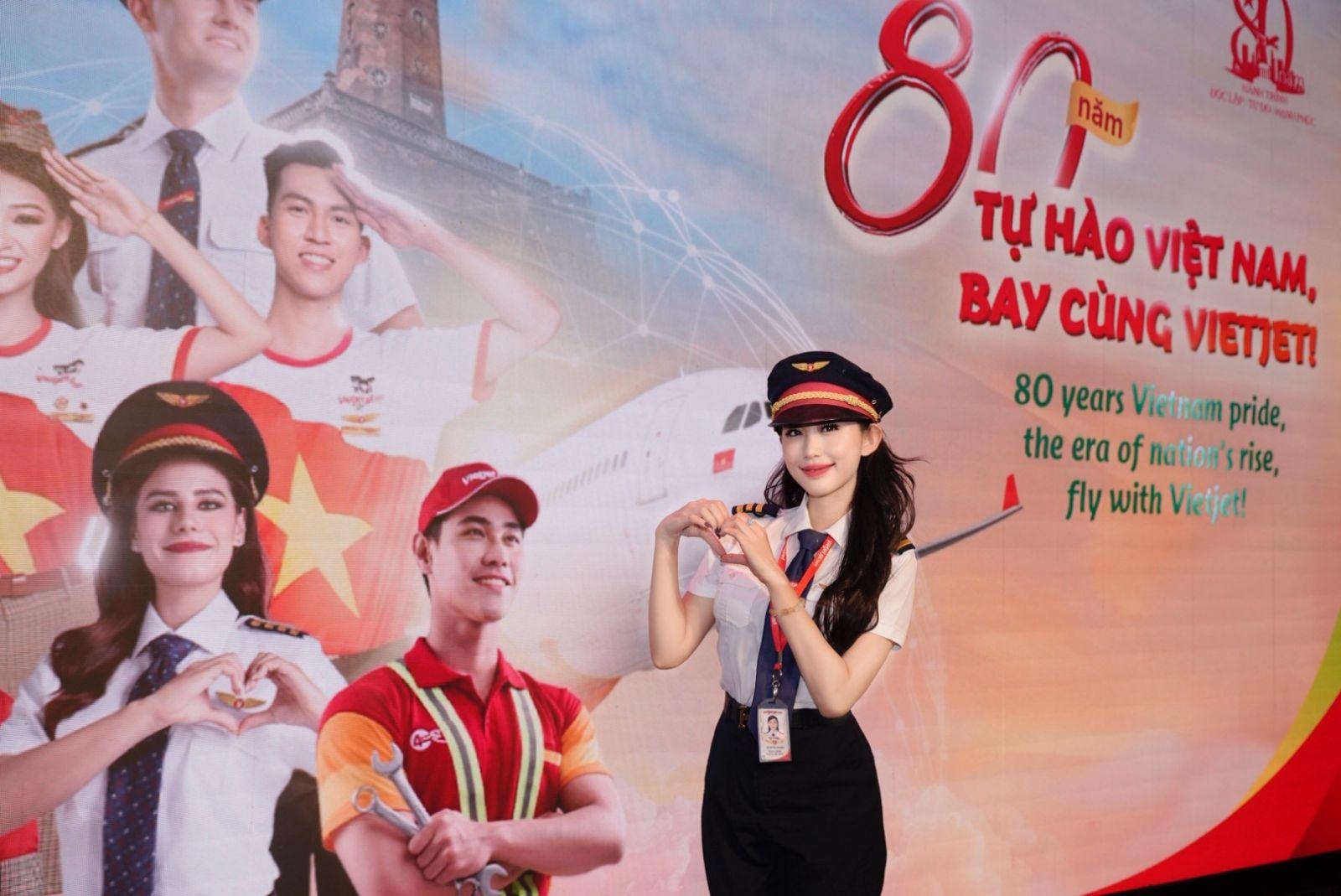 Nữ phi công Gen Z gây bão tại triển lãm A80 với visual rạng rỡ, thần thái tự tin- Ảnh 1.