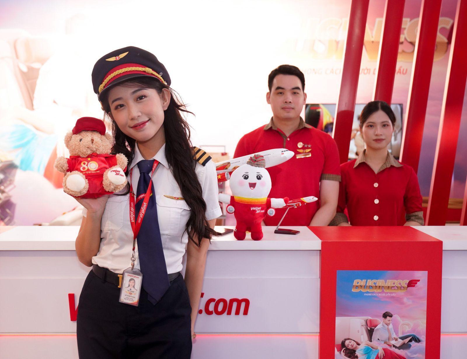 Nữ phi công Gen Z gây bão tại triển lãm A80 với visual rạng rỡ, thần thái tự tin- Ảnh 2.