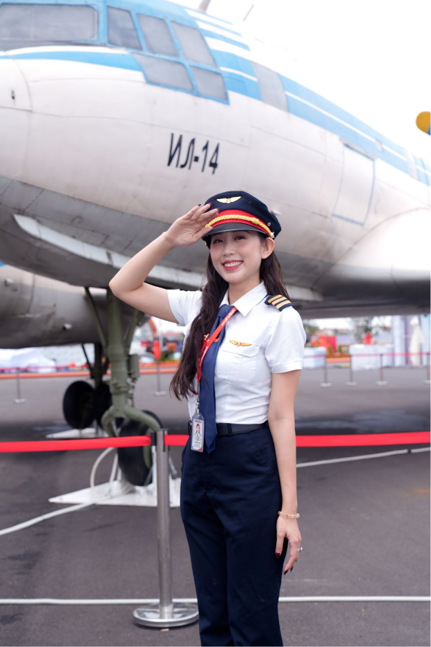 Nữ phi công Gen Z gây bão tại triển lãm A80 với visual rạng rỡ, thần thái tự tin- Ảnh 5.
