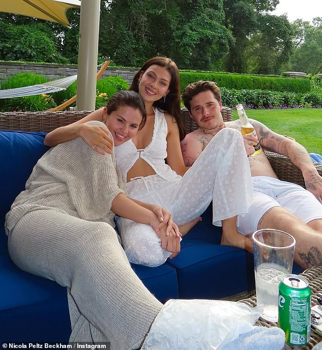 Vợ chồng con cả nhà Beckham mất hút trong lễ cưới Selena Gomez, bộ 3 bạn thân "tan đàn xẻ nghé" rồi sao?- Ảnh 1.