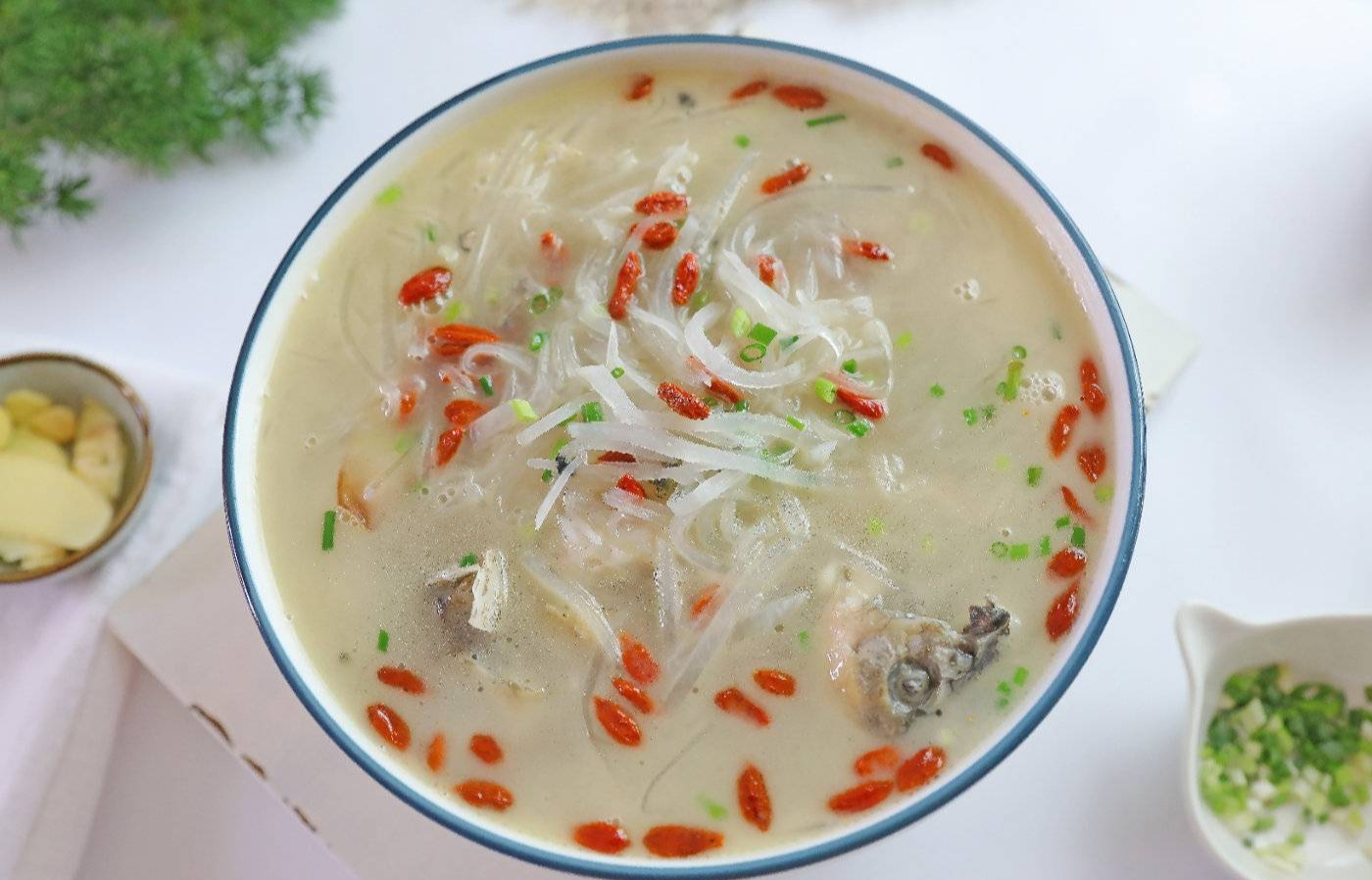 Bát canh dưỡng nhan mùa thu thơm ngon tới giọt cuối cùng: Canh cá nấu củ cải sợi, ngọt thành, ấm dạ dày- Ảnh 1.