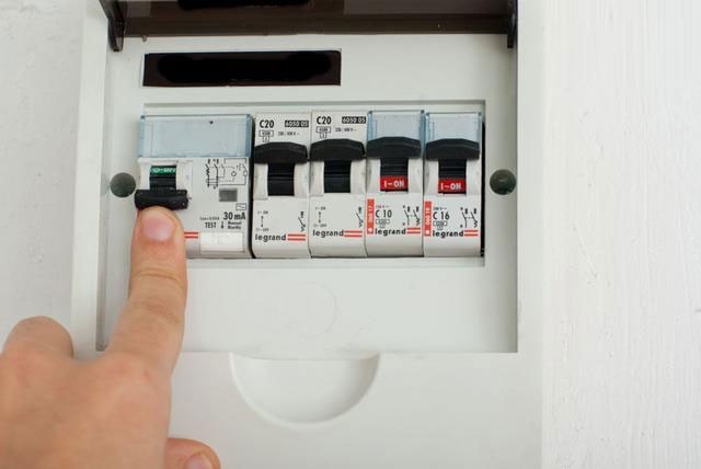 Ngay khi nước rút: 12 bước dọn dẹp và khử trùng cho nhà ngập để tránh mùi ẩm mốc, vi khuẩn và bệnh tật- Ảnh 1.