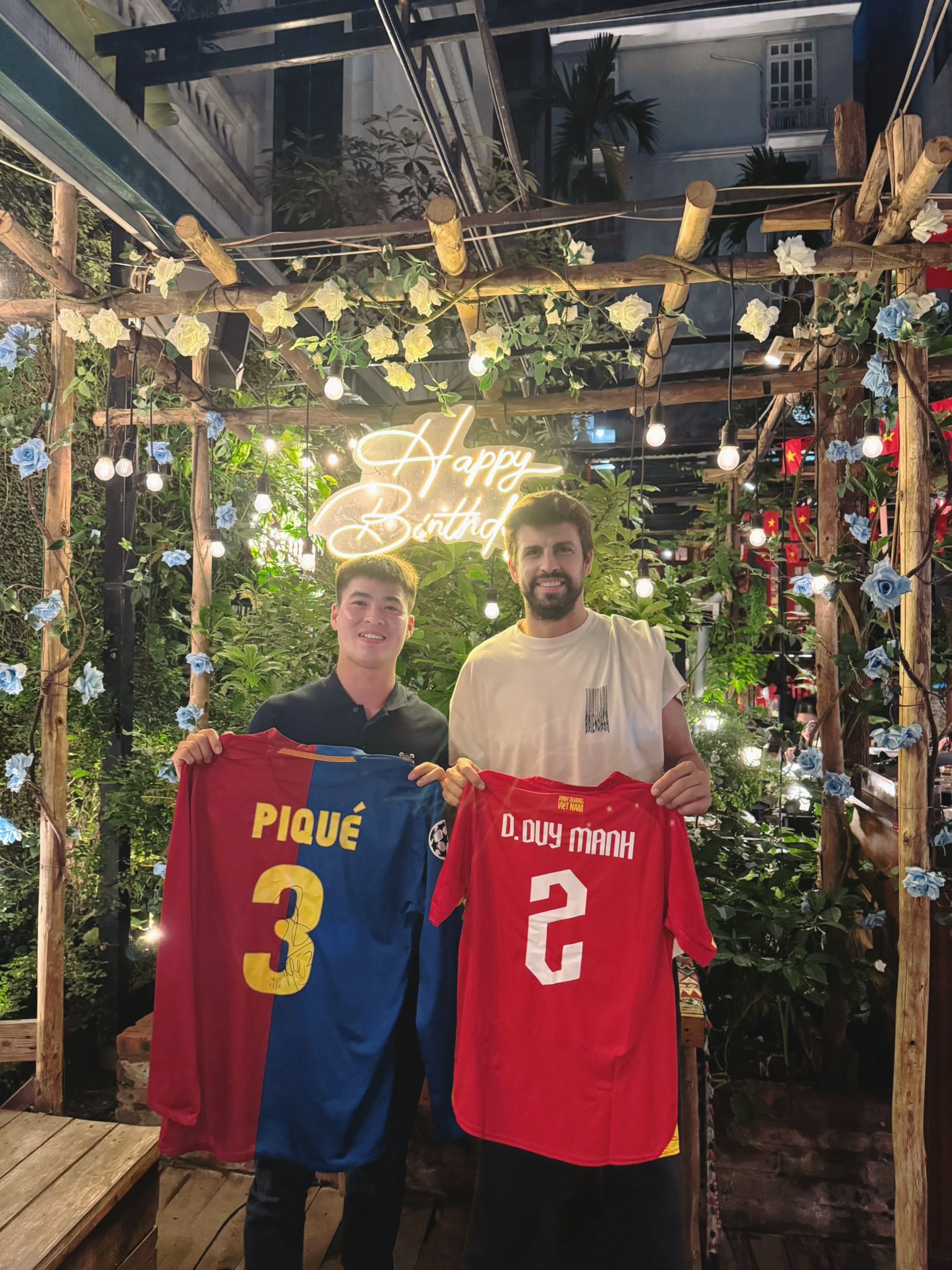 Bắt gặp Độ Mixi lắc lư theo nhạc cùng huyền thoại bóng đá Barcelona Gerard Pique trên bar- Ảnh 2.
