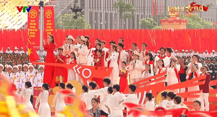 Ca sĩ từng bị chê “nhạc tầm thường” nay có ca khúc gây sốt Đại lễ 2/9, tỏa sáng ở sự kiện cấp quốc gia- Ảnh 2.