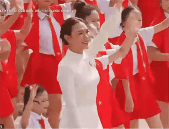 Chạy show Đại lễ như Mỹ Tâm: Từ Mỹ Đình đến Quảng trường Ba Đình rồi Ninh Bình, hát ở đâu “gây bão” ở đó- Ảnh 1.