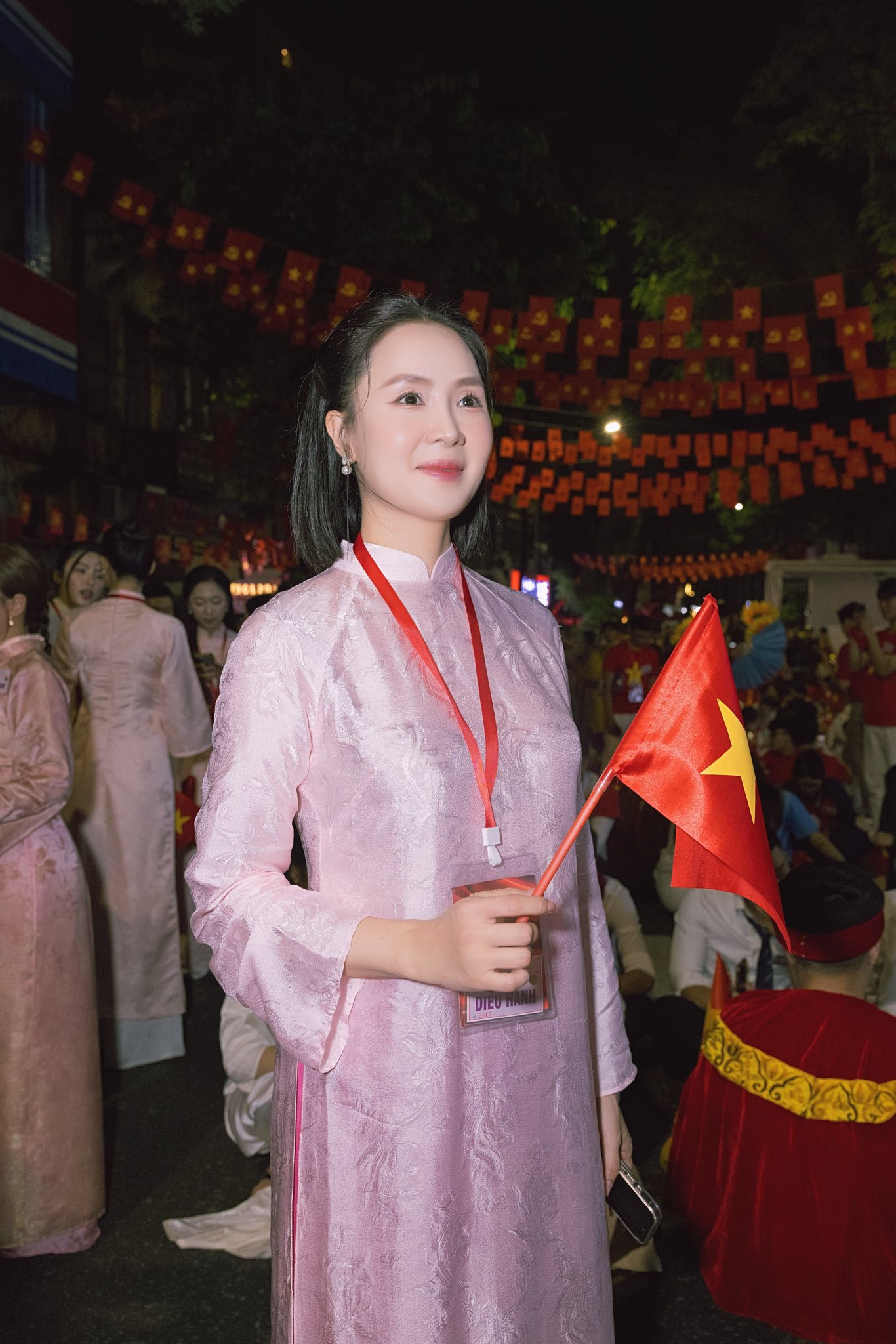 "Bóc giá" áo dài của sao Việt tham dự A80: Có mẫu được thiết kế riêng, có mẫu đến từ local brand giá vài triệu- Ảnh 11.
