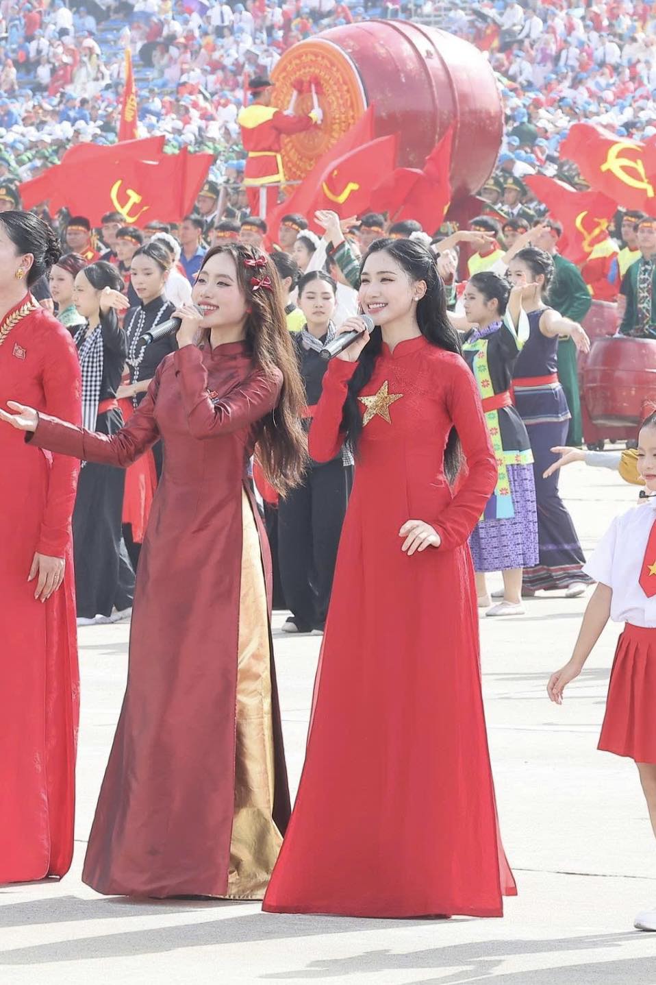 "Bóc giá" áo dài của sao Việt tham dự A80: Có mẫu được thiết kế riêng, có mẫu đến từ local brand giá vài triệu- Ảnh 1.