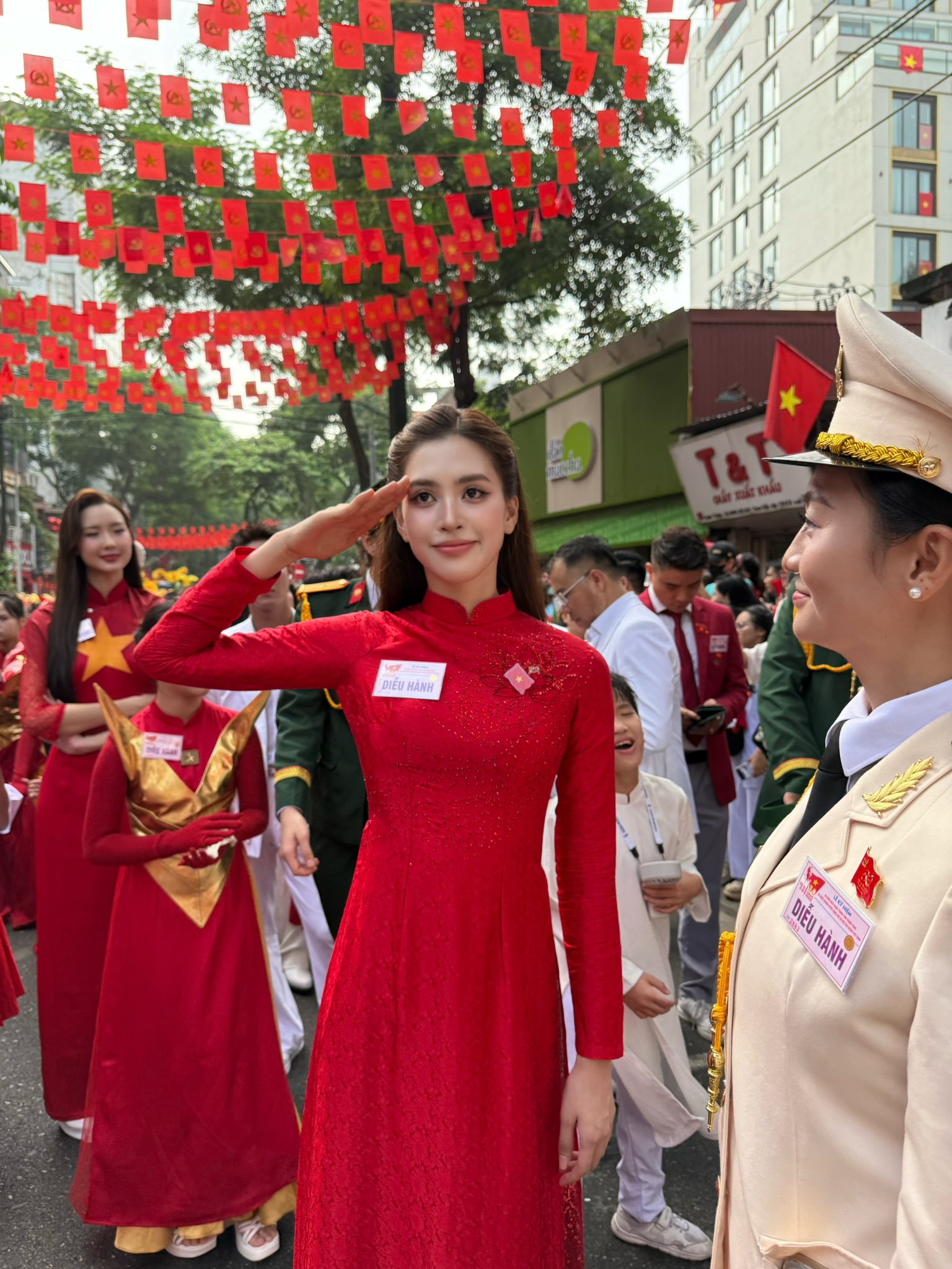 "Bóc giá" áo dài của sao Việt tham dự A80: Có mẫu được thiết kế riêng, có mẫu đến từ local brand giá vài triệu- Ảnh 3.