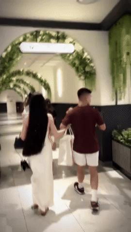Chu Thanh Huyền yểu điệu khoác tay Quang Hải, "trốn con" đi xem Mưa Đỏ, khoảnh khắc ngọt ngào gây sốt!- Ảnh 1.