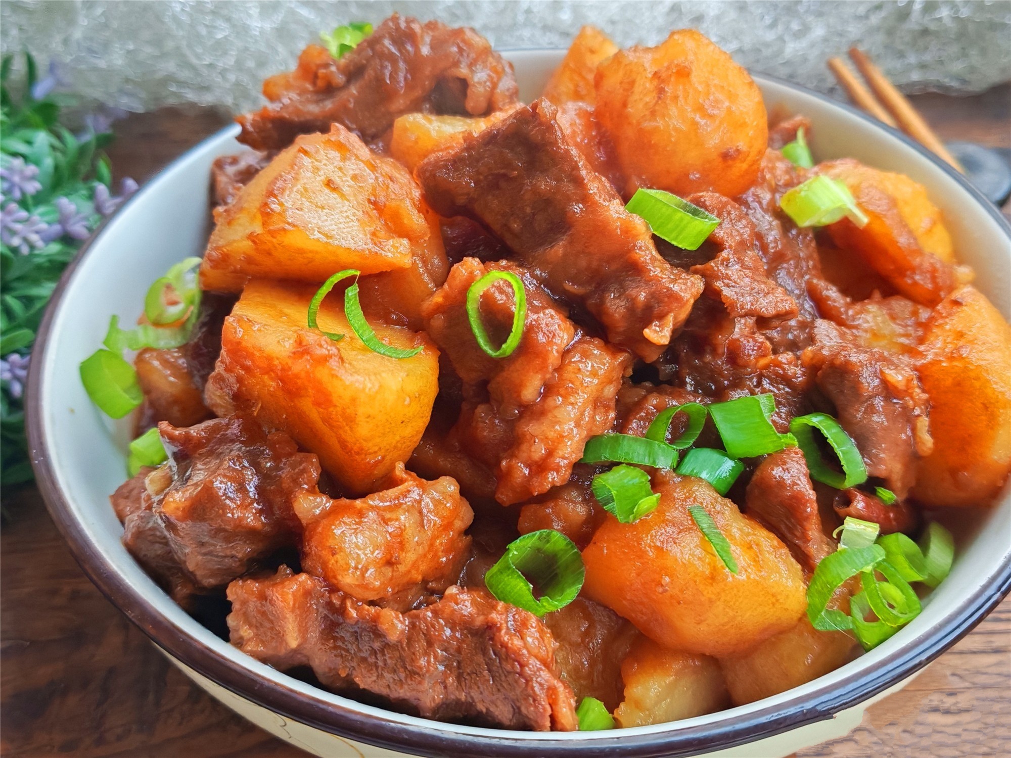 Món hầm mẹ hay nấu mỗi độ thu sang: Chỉ cần một nồi bò hầm khoai tây đã đủ sưởi ấm mâm cơm gia đình- Ảnh 1.