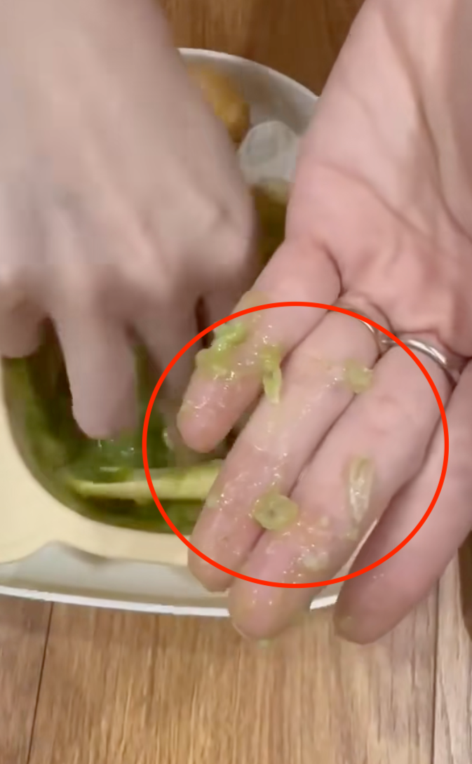 SỐC: Bé ăn gần hết bát cháo dinh dưỡng, thấy con chảy cả nước mắt, mẹ kiểm tra phát hiện đầy mảnh nhựa trong suốt- Ảnh 4.