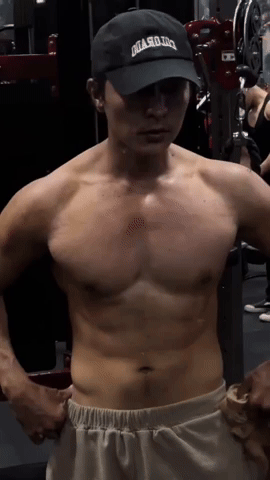 Nam thần "hệ chiến" phim Mưa Đỏ gây sốt trong phòng gym, visual phản diện mà cuốn hút vô cùng!- Ảnh 3.