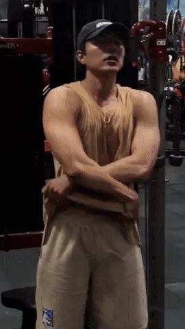 Nam thần "hệ chiến" phim Mưa Đỏ gây sốt trong phòng gym, visual phản diện mà cuốn hút vô cùng!- Ảnh 2.