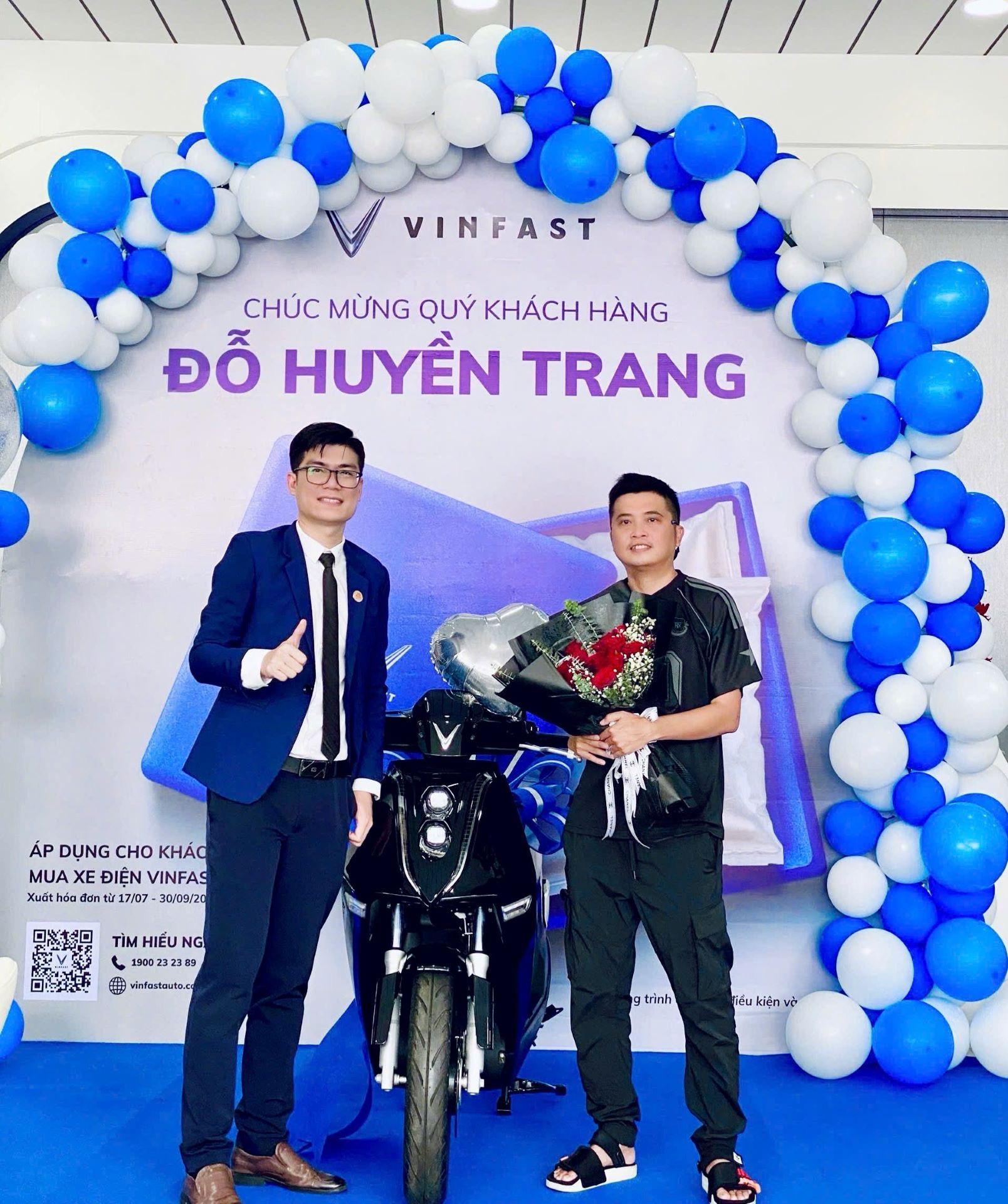 Khách hàng Cà Mau mua VinFast VF 3, bất ngờ trúng thêm xe máy điện Theon S- Ảnh 2.