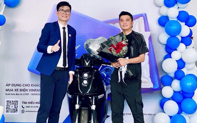 Khách hàng Cà Mau mua VinFast VF 3, bất ngờ trúng thêm xe máy điện Theon S- Ảnh 1.