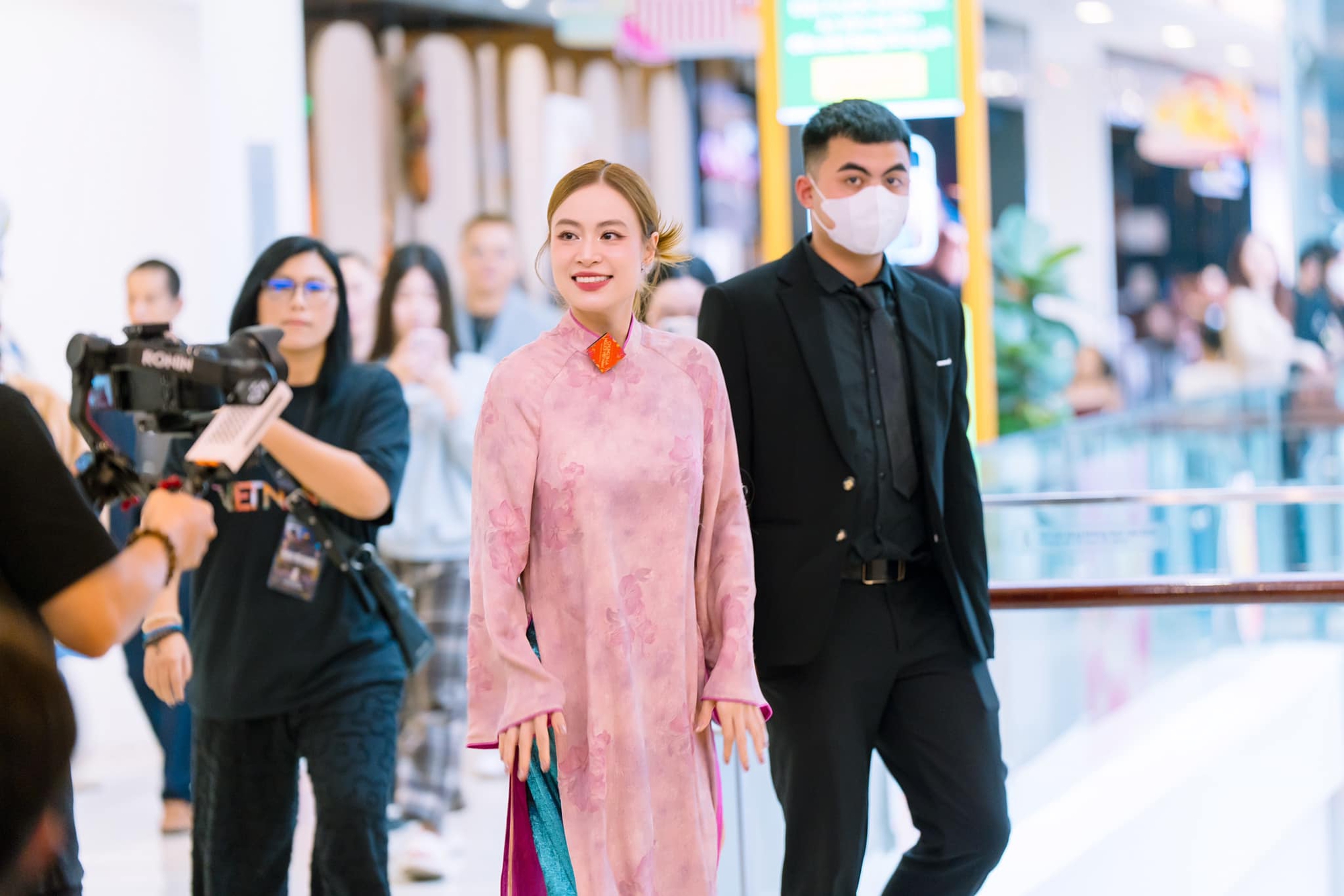 "Bóc giá" những thiết áo dài mà Hoàng Thùy Linh từng diện: Có mẫu áo giá hơn 6 triệu đồng- Ảnh 13. "Bóc giá" những thiết áo dài mà Hoàng Thùy Linh từng diện: Có mẫu áo giá hơn 6 triệu đồng- Ảnh 13.