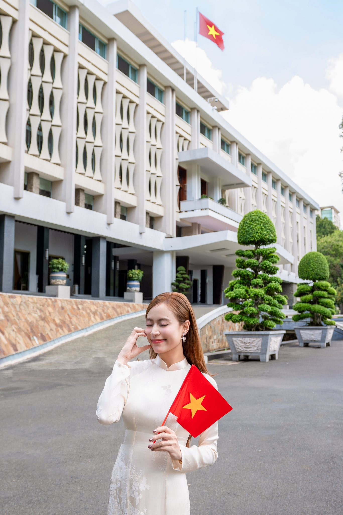 "Bóc giá" những thiết áo dài mà Hoàng Thùy Linh từng diện: Có mẫu áo giá hơn 6 triệu đồng- Ảnh 16. "Bóc giá" những thiết áo dài mà Hoàng Thùy Linh từng diện: Có mẫu áo giá hơn 6 triệu đồng- Ảnh 16.