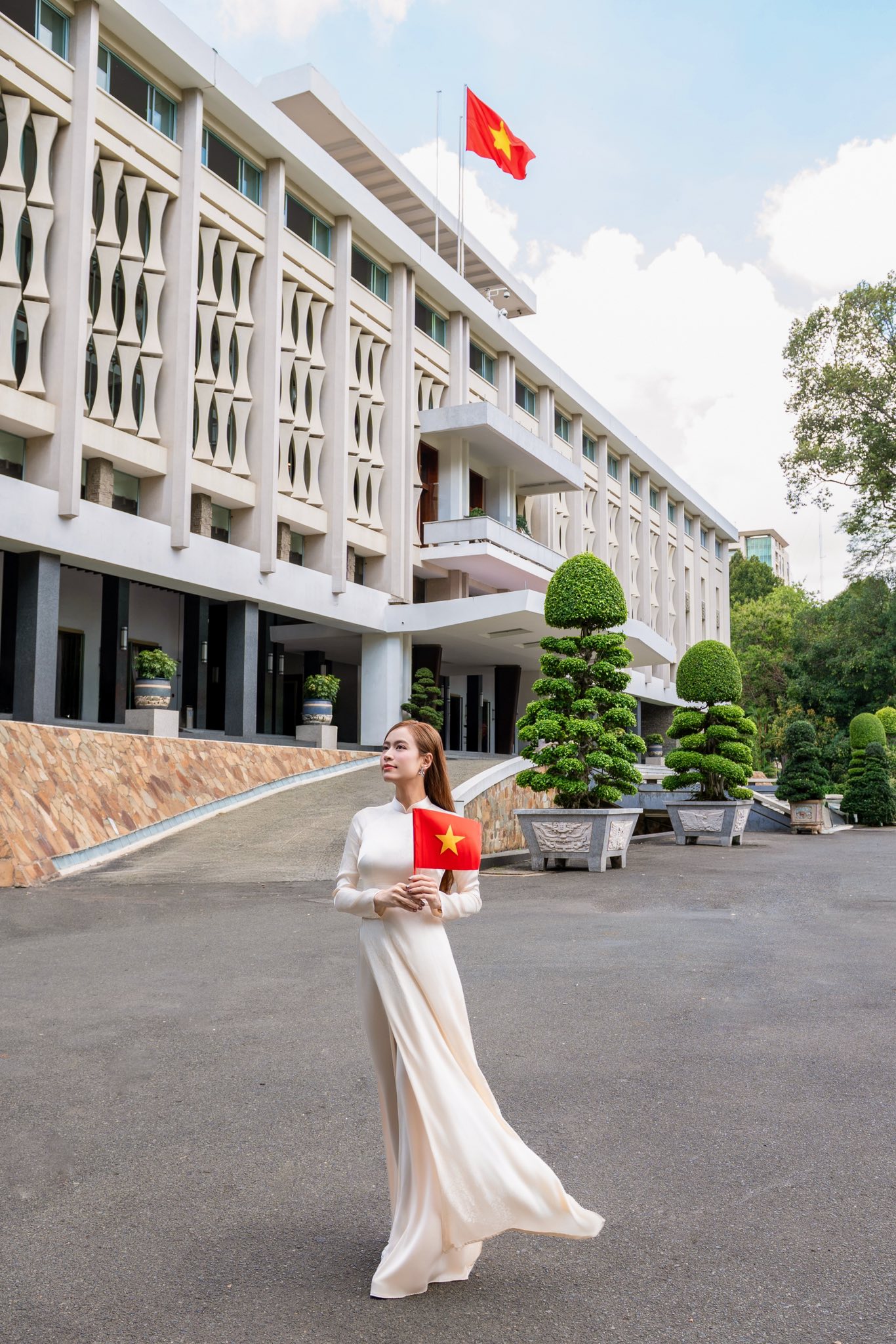 "Bóc giá" những thiết áo dài mà Hoàng Thùy Linh từng diện: Có mẫu áo giá hơn 6 triệu đồng- Ảnh 15. "Bóc giá" những thiết áo dài mà Hoàng Thùy Linh từng diện: Có mẫu áo giá hơn 6 triệu đồng- Ảnh 15.