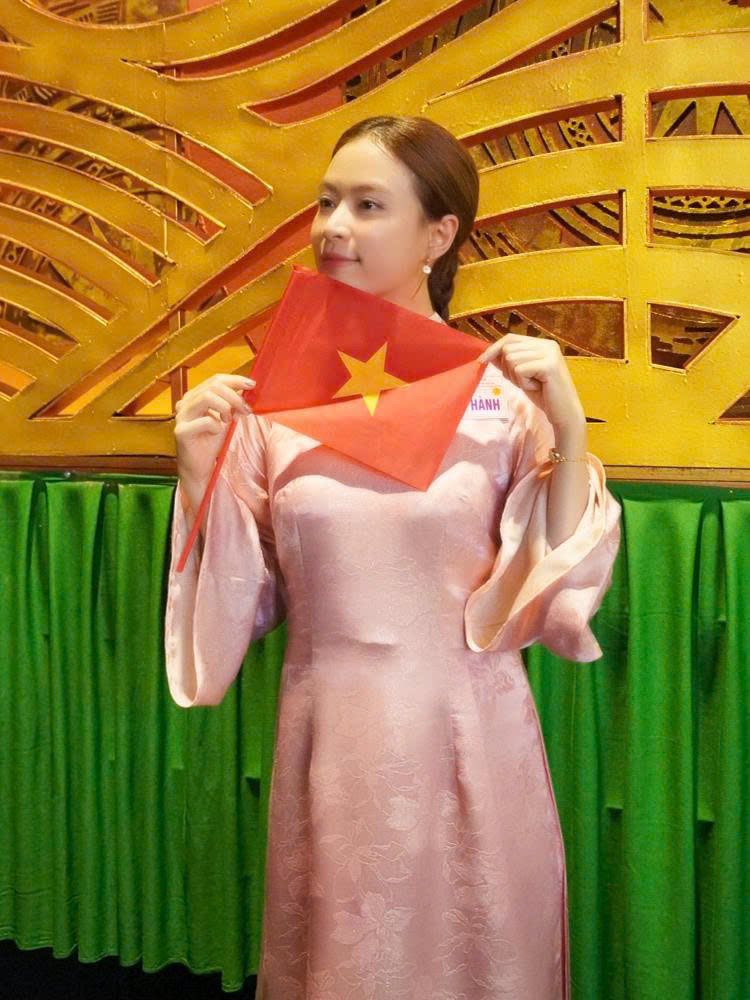 "Bóc giá" những thiết áo dài mà Hoàng Thùy Linh từng diện: Có mẫu áo giá hơn 6 triệu đồng- Ảnh 4. "Bóc giá" những thiết áo dài mà Hoàng Thùy Linh từng diện: Có mẫu áo giá hơn 6 triệu đồng- Ảnh 4.