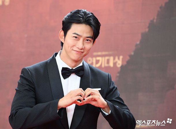 Màn tỏ tình đẹp nhất đêm giao thừa: Nhìn chú rể nóng bỏng thế này chẳng trách cô dâu lại “mê như điếu đổ”- Ảnh 2.