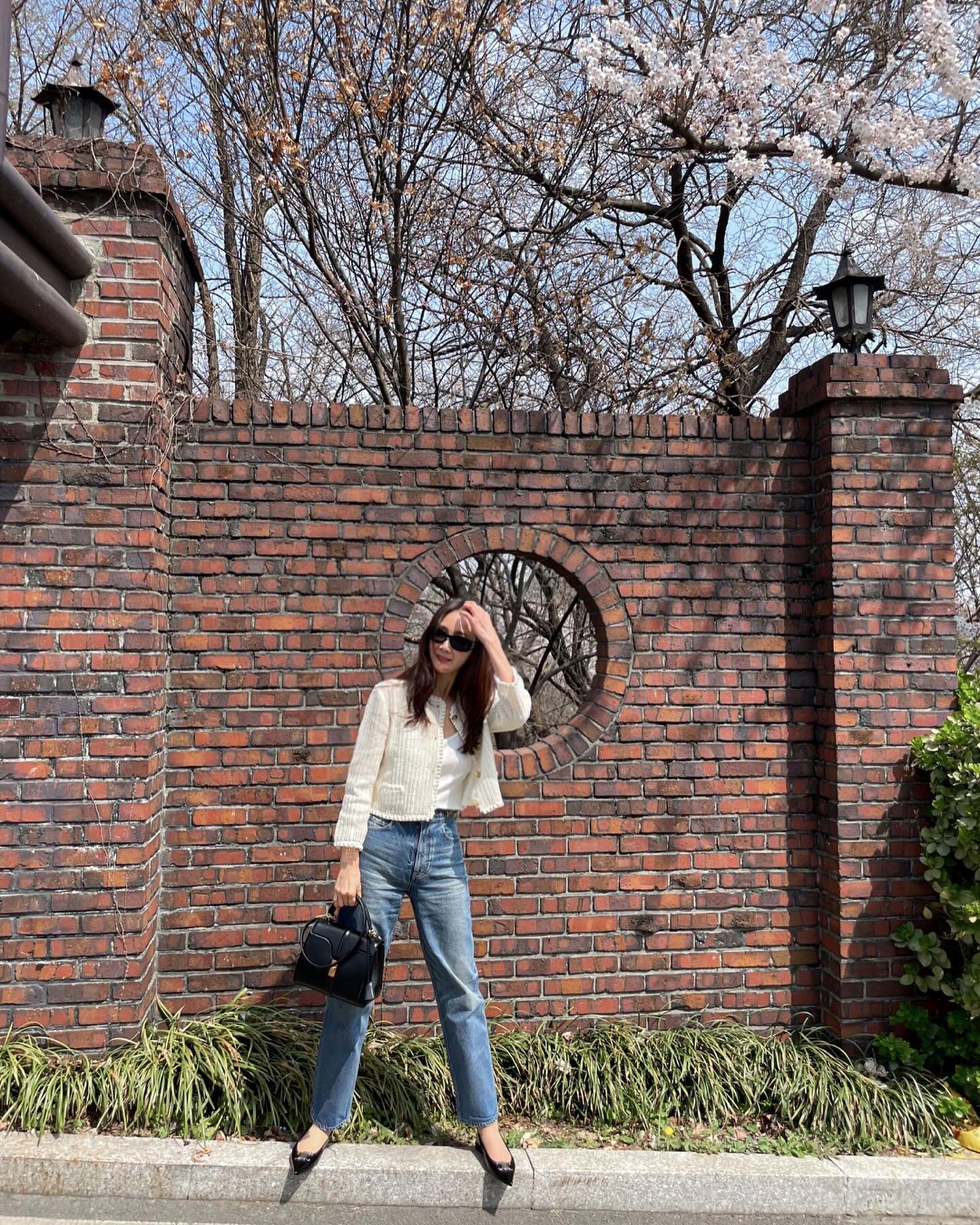 Sao Hàn ngoài 40 đều hack tuổi siêu đỉnh nhờ 5 món thời trang- Ảnh 4.