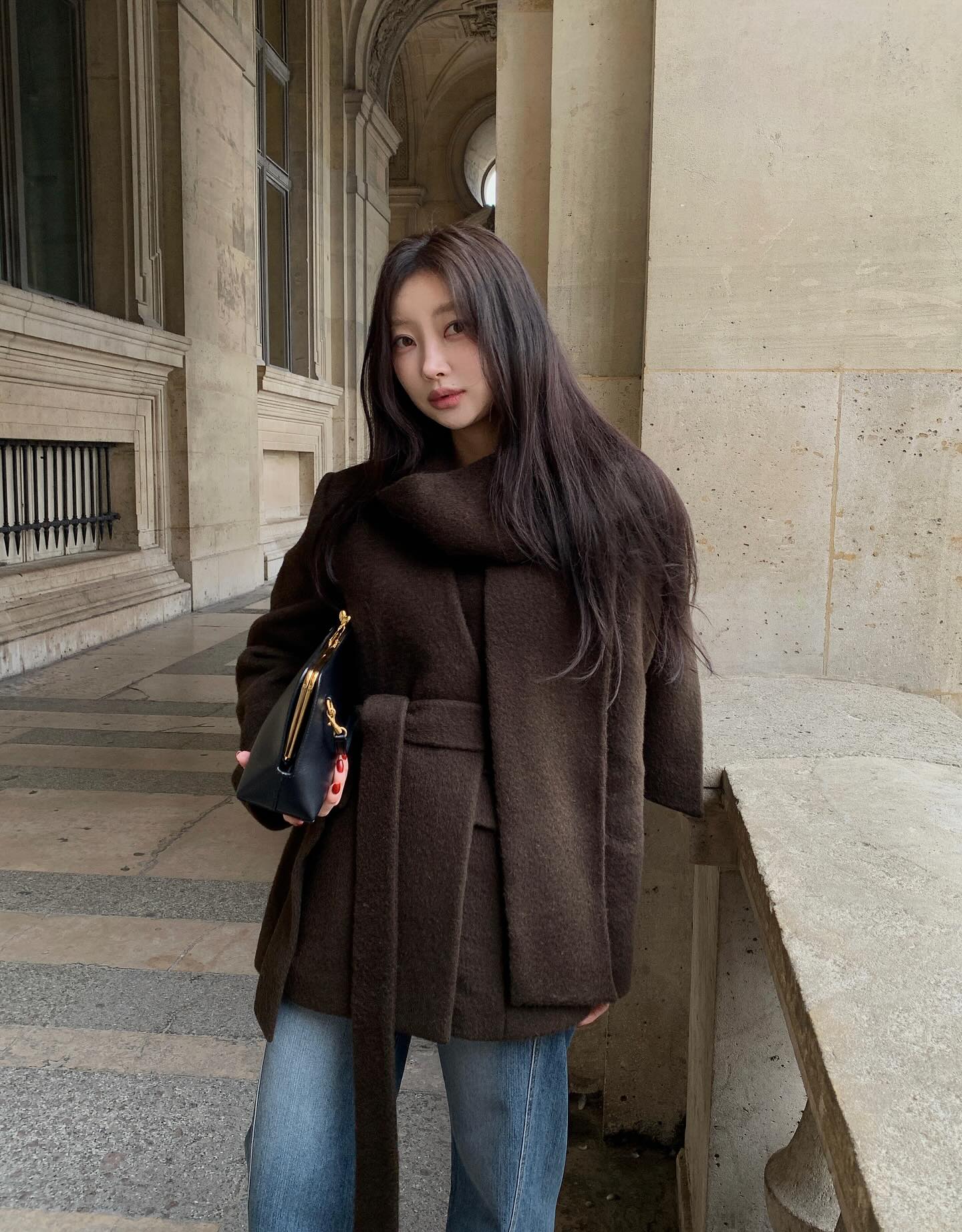 Mặc blazer mãi cũng chán, chị em nên sắm 4 kiểu áo khoác này để style sành điệu tươi mới hơn- Ảnh 2.