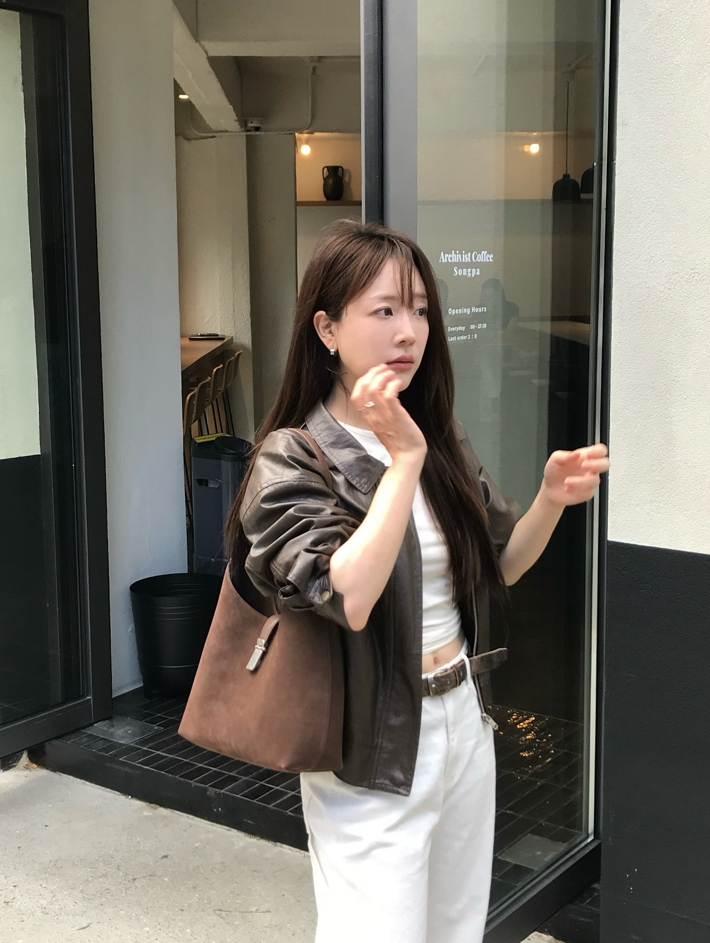 Mặc blazer mãi cũng chán, chị em nên sắm 4 kiểu áo khoác này để style sành điệu tươi mới hơn- Ảnh 4.