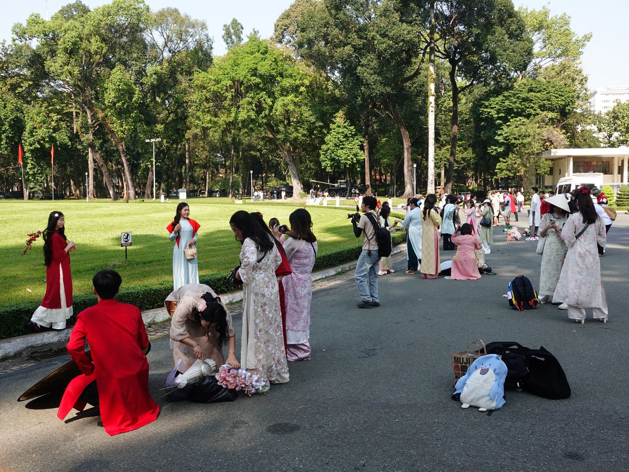 Đón đầu năm mới tại TP.HCM: Nàng thơ xúng xính áo dài kín lối Dinh Độc Lập, cà phê đắt khách hết sạch chỗ ngồi- Ảnh 1.