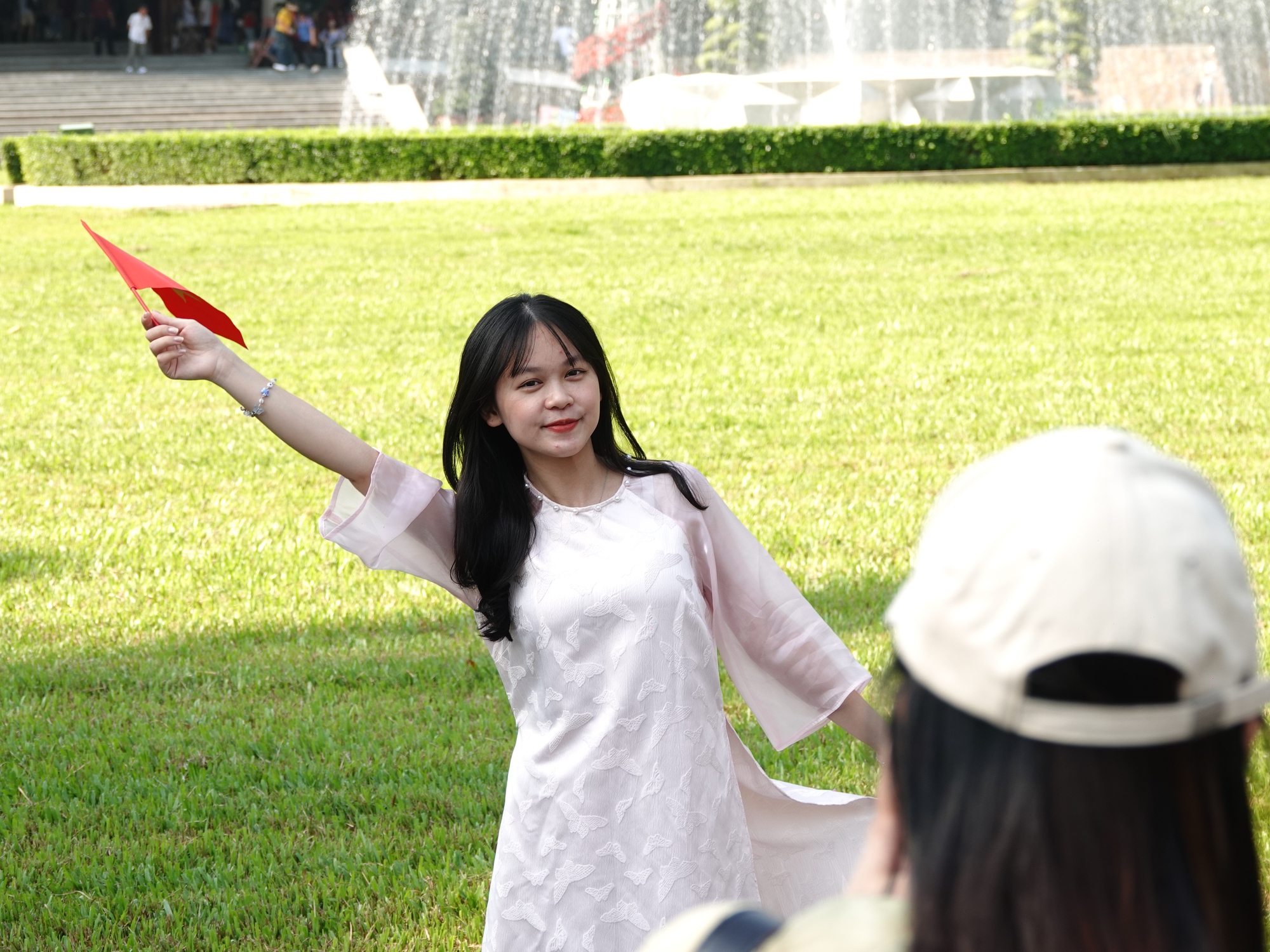 Đón đầu năm mới tại TP.HCM: Nàng thơ xúng xính áo dài kín lối Dinh Độc Lập, cà phê đắt khách hết sạch chỗ ngồi- Ảnh 5.