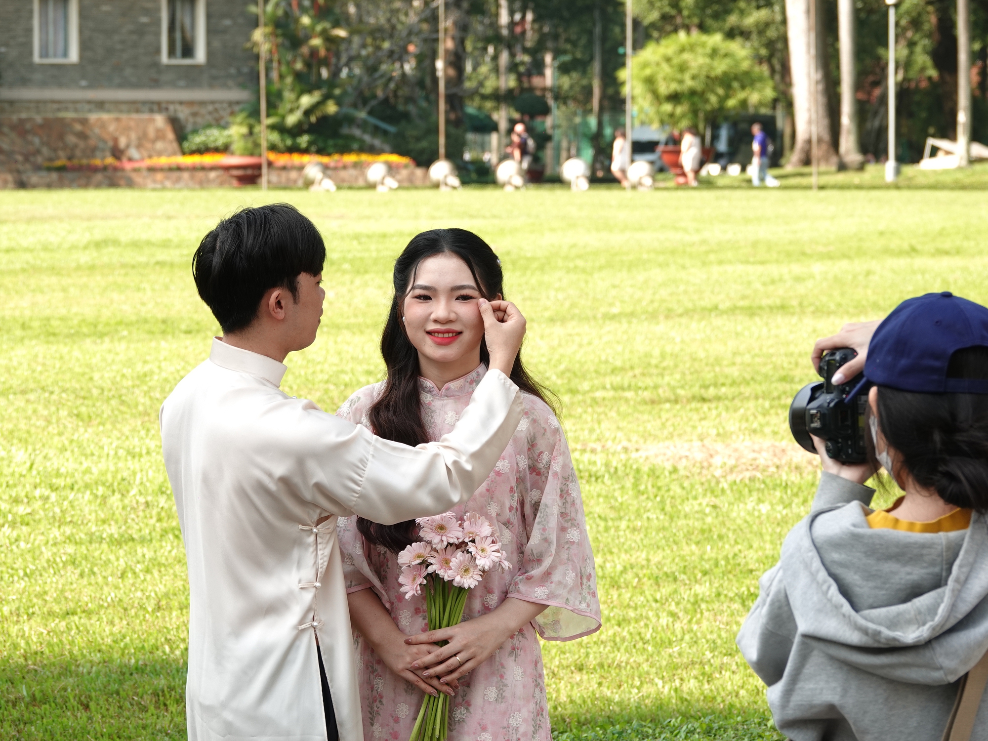 Đón đầu năm mới tại TP.HCM: Nàng thơ xúng xính áo dài kín lối Dinh Độc Lập, cà phê đắt khách hết sạch chỗ ngồi- Ảnh 3.