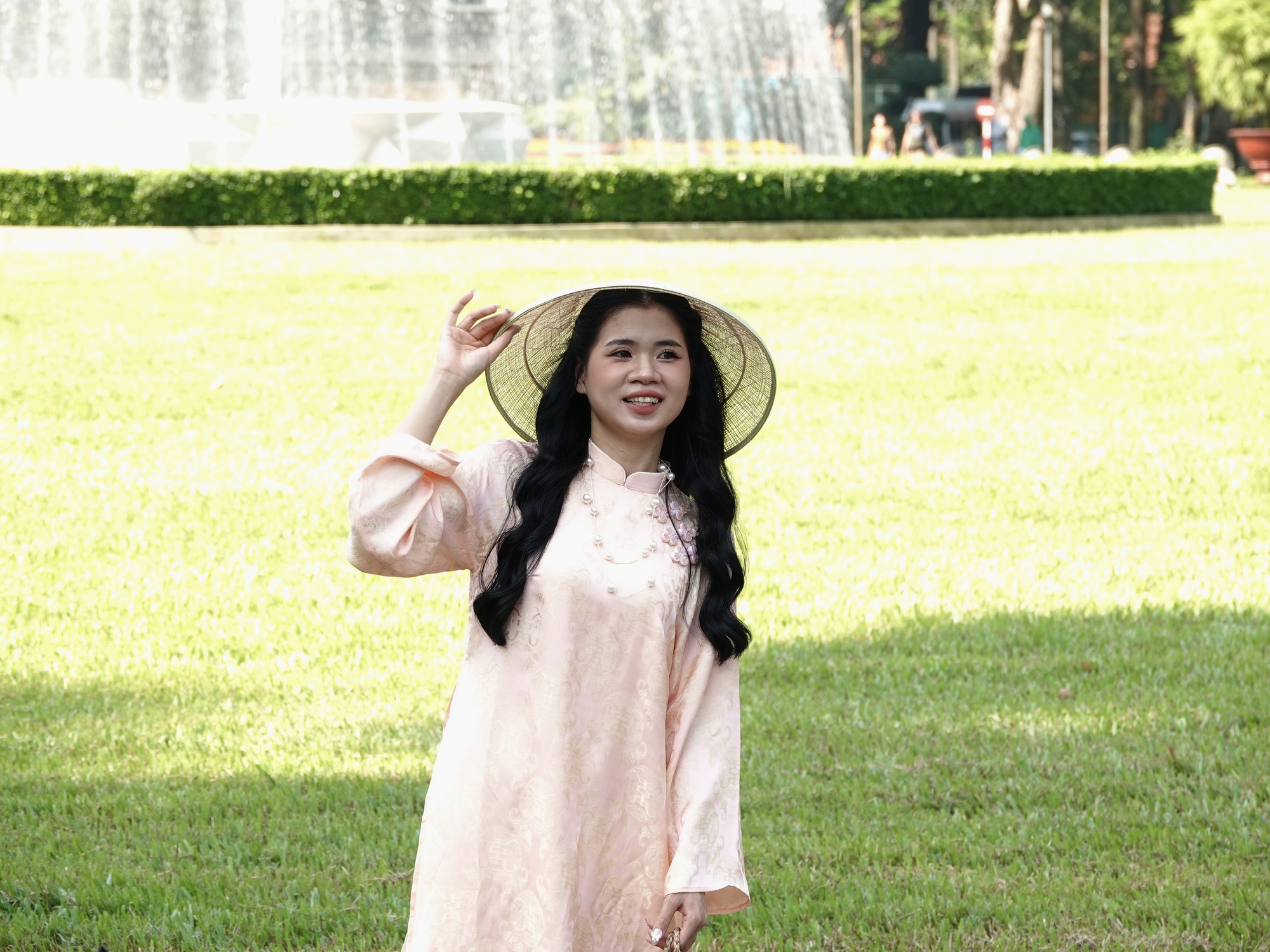 Đón đầu năm mới tại TP.HCM: Nàng thơ xúng xính áo dài kín lối Dinh Độc Lập, cà phê đắt khách hết sạch chỗ ngồi- Ảnh 7.