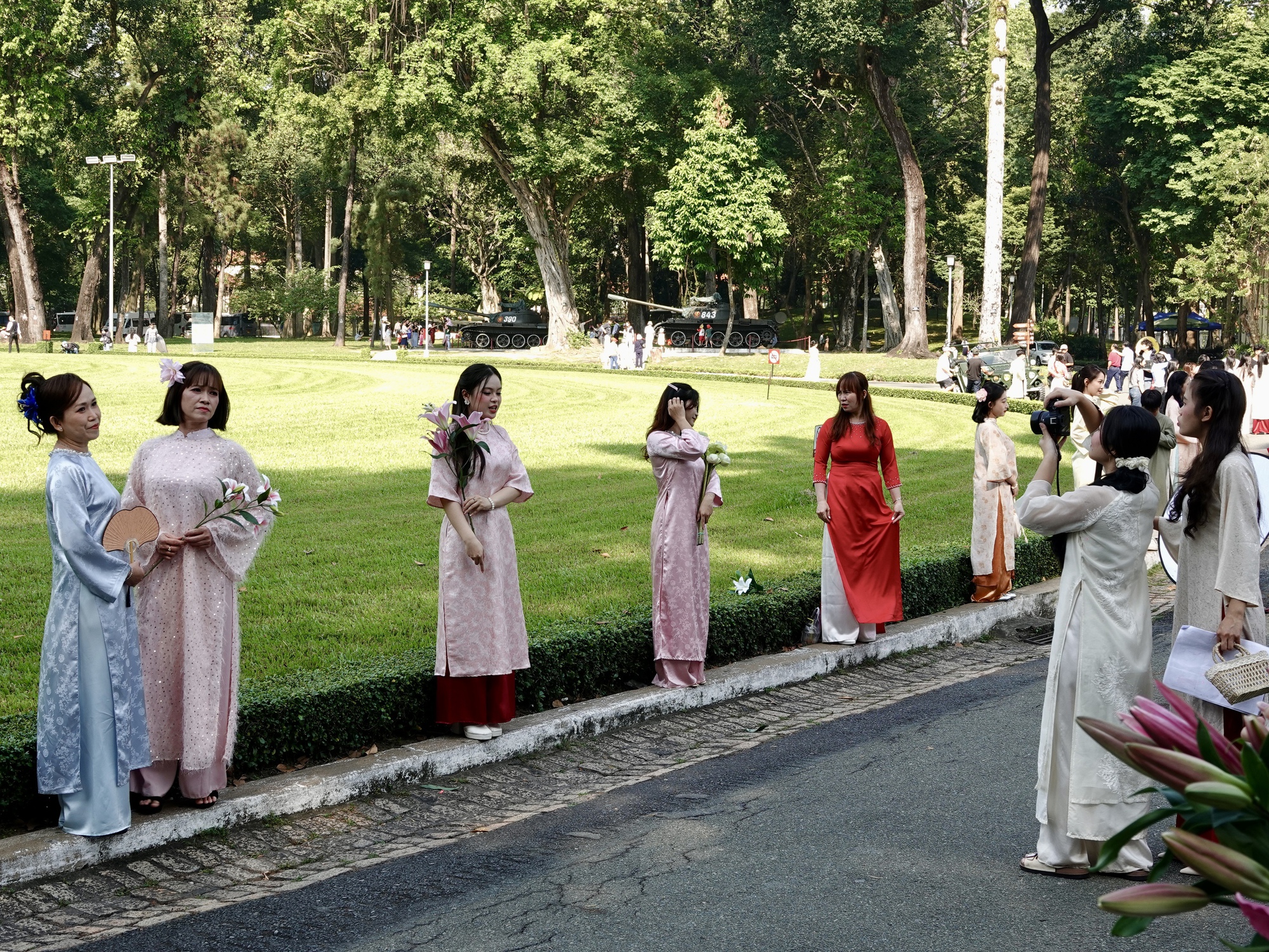 Đón đầu năm mới tại TP.HCM: Nàng thơ xúng xính áo dài kín lối Dinh Độc Lập, cà phê đắt khách hết sạch chỗ ngồi- Ảnh 2.