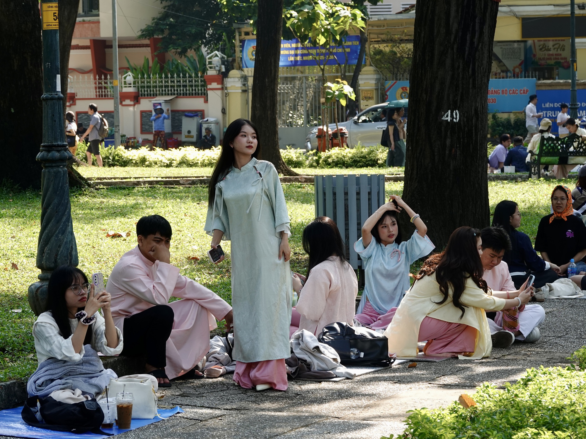 Đón đầu năm mới tại TP.HCM: Nàng thơ xúng xính áo dài kín lối Dinh Độc Lập, cà phê đắt khách hết sạch chỗ ngồi- Ảnh 23.