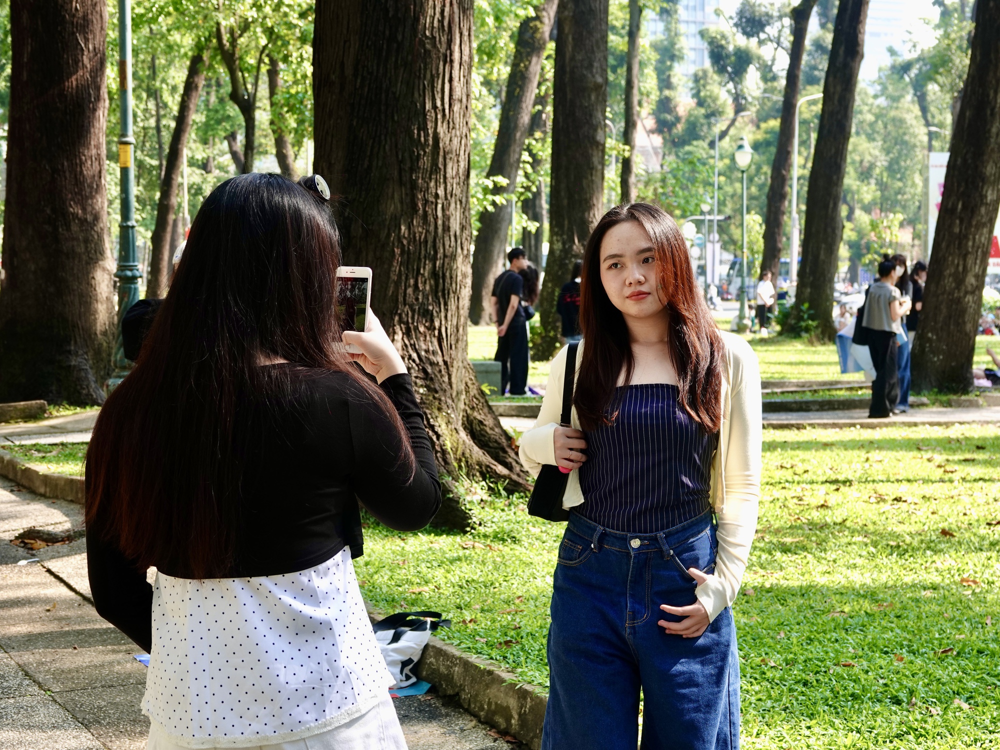 Đón đầu năm mới tại TP.HCM: Nàng thơ xúng xính áo dài kín lối Dinh Độc Lập, cà phê đắt khách hết sạch chỗ ngồi- Ảnh 24.