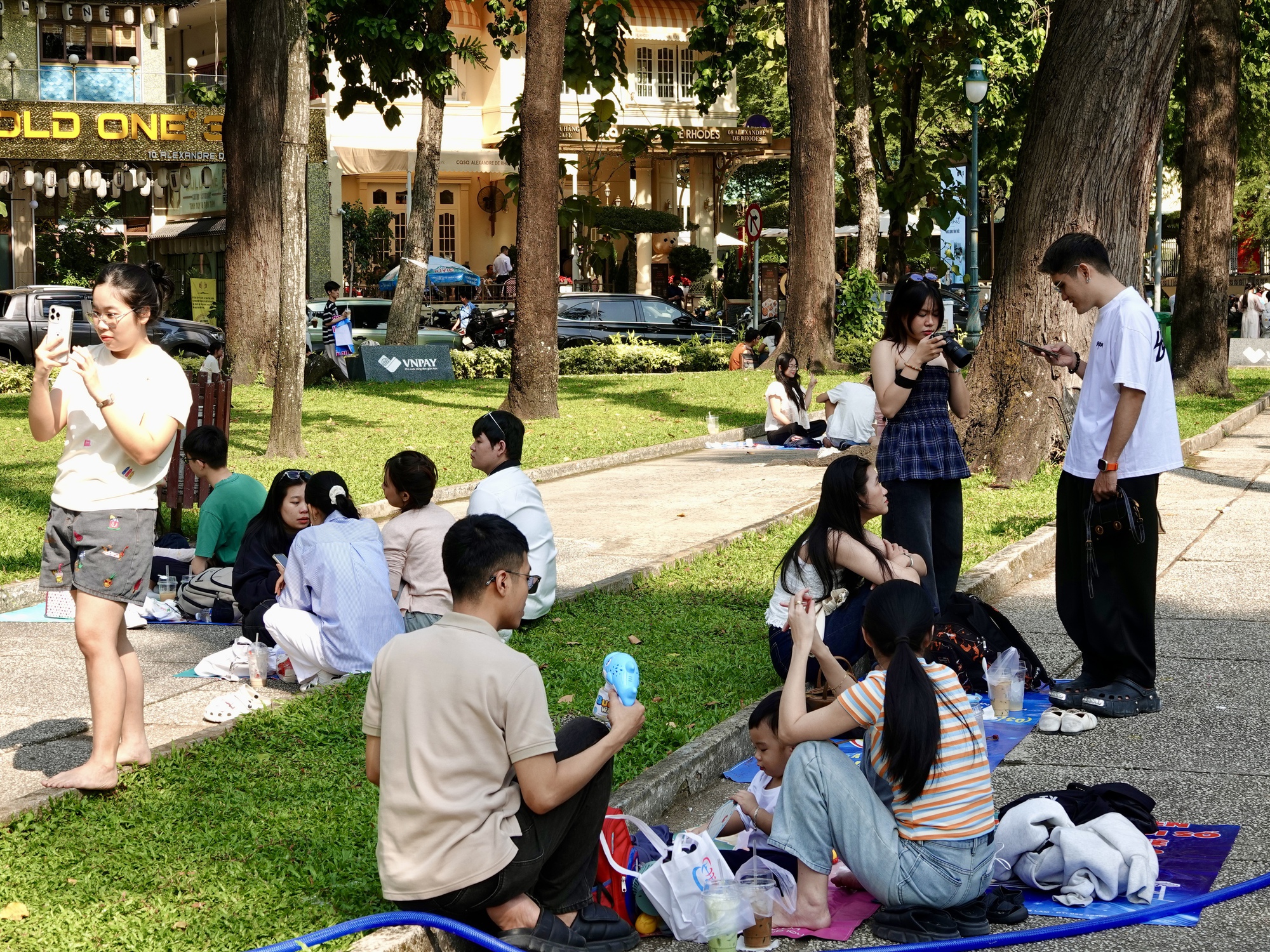 Đón đầu năm mới tại TP.HCM: Nàng thơ xúng xính áo dài kín lối Dinh Độc Lập, cà phê đắt khách hết sạch chỗ ngồi- Ảnh 20.