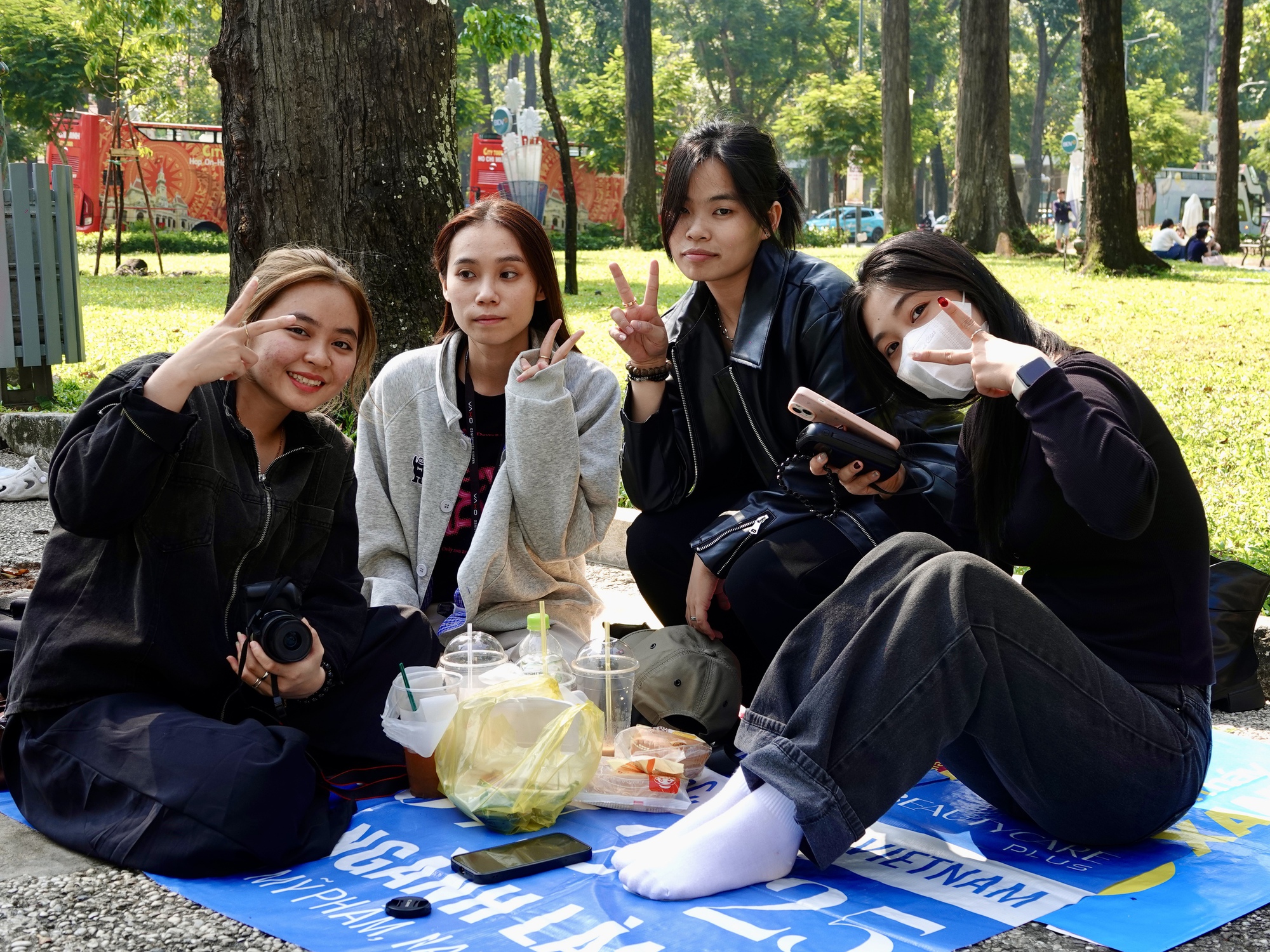 Đón đầu năm mới tại TP.HCM: Nàng thơ xúng xính áo dài kín lối Dinh Độc Lập, cà phê đắt khách hết sạch chỗ ngồi- Ảnh 26.