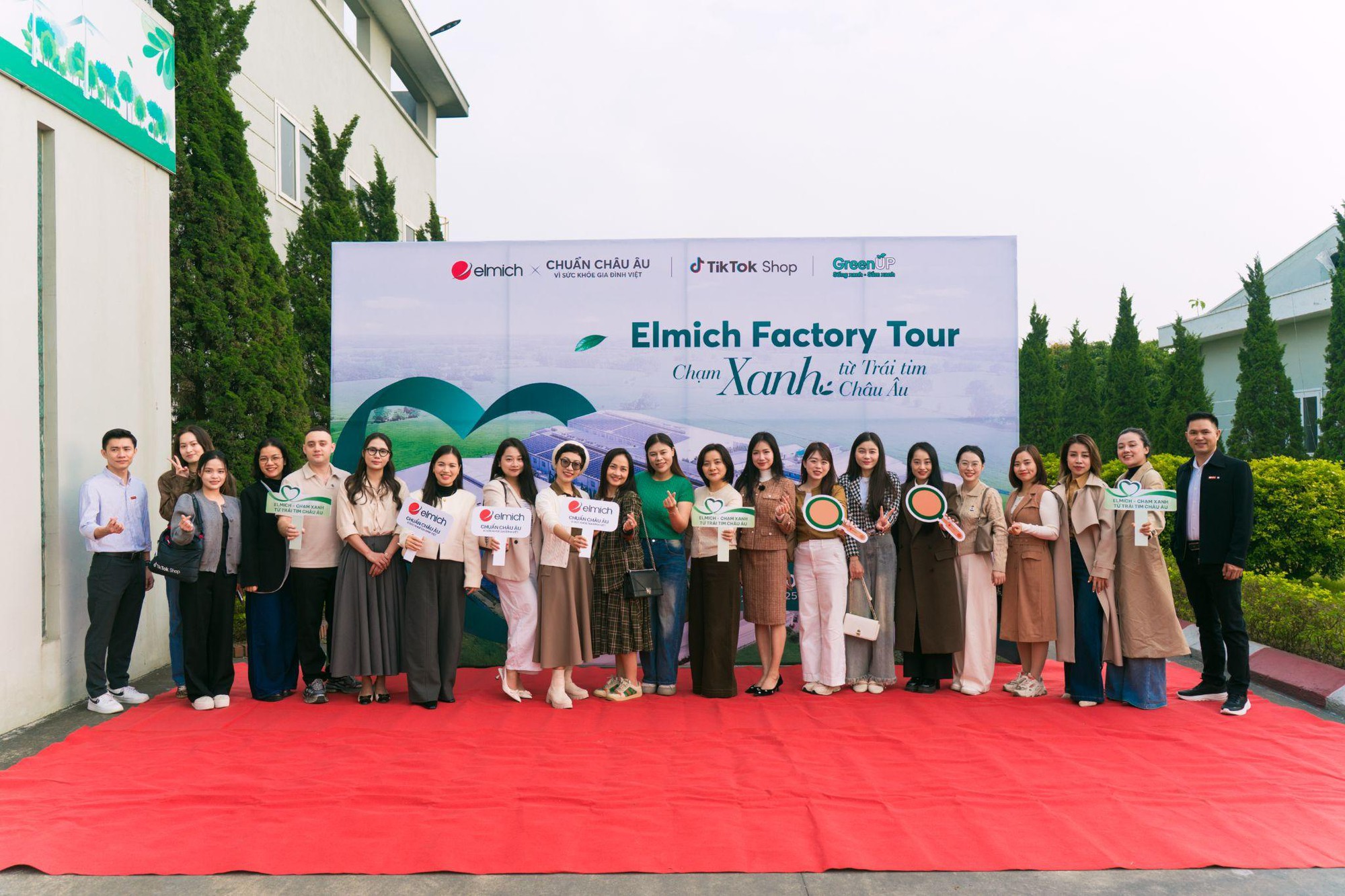 Gần 30 KOL “mục sở thị” nhà máy gia dụng Elmich, khám phá dây chuyền hiện đại hàng đầu Đông Nam Á- Ảnh 1.