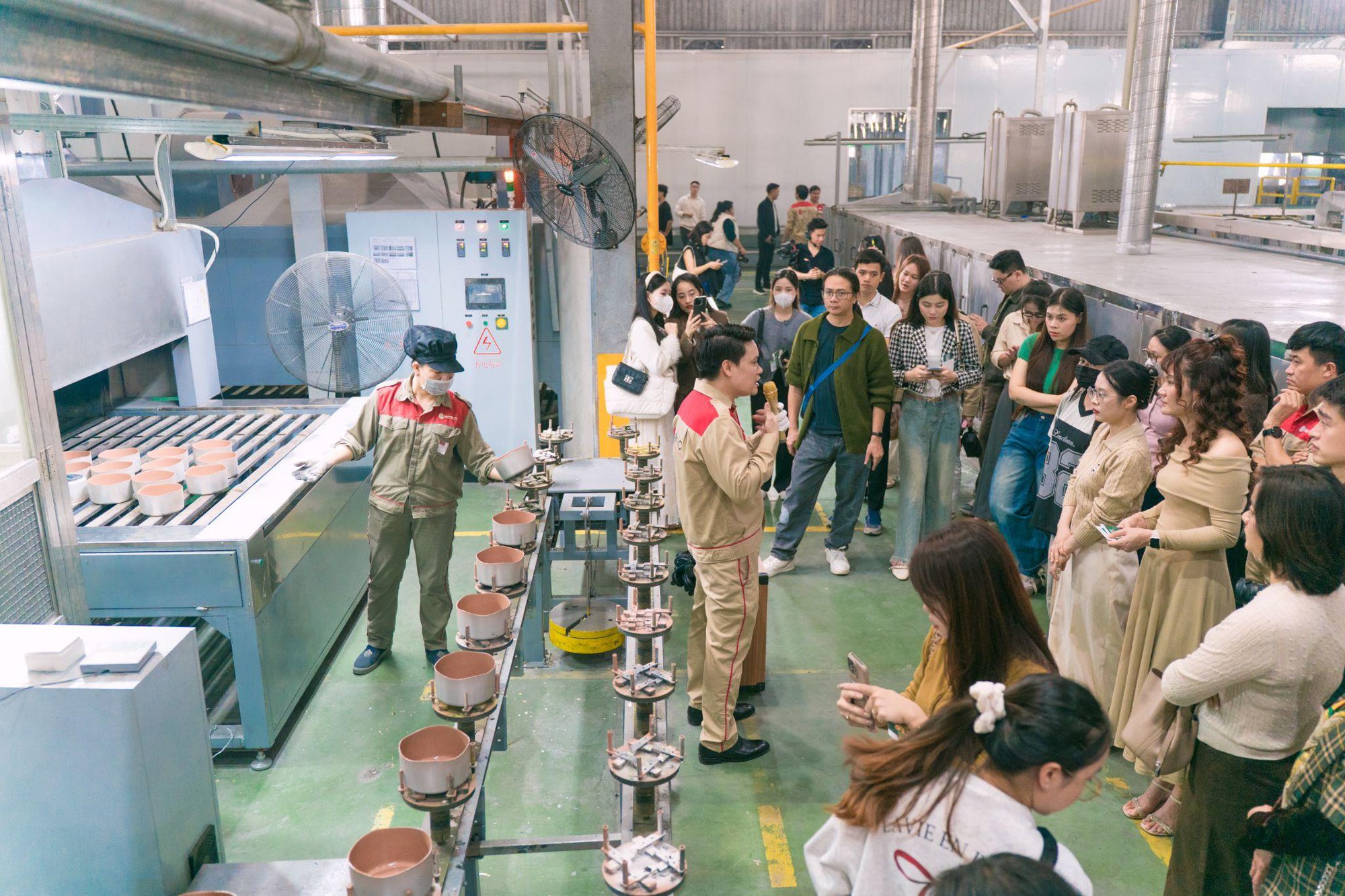 Gần 30 KOL “mục sở thị” nhà máy gia dụng Elmich, khám phá dây chuyền hiện đại hàng đầu Đông Nam Á- Ảnh 3.