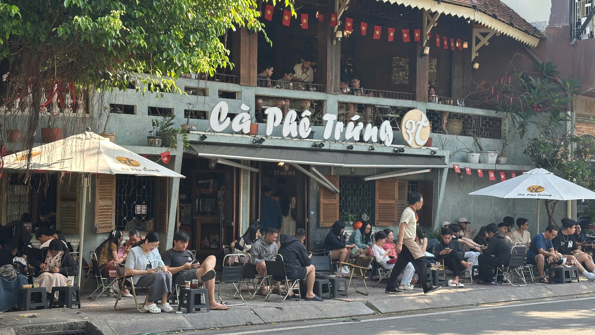 Đón đầu năm mới tại TP.HCM: Nàng thơ xúng xính áo dài kín lối Dinh Độc Lập, cà phê đắt khách hết sạch chỗ ngồi- Ảnh 29.