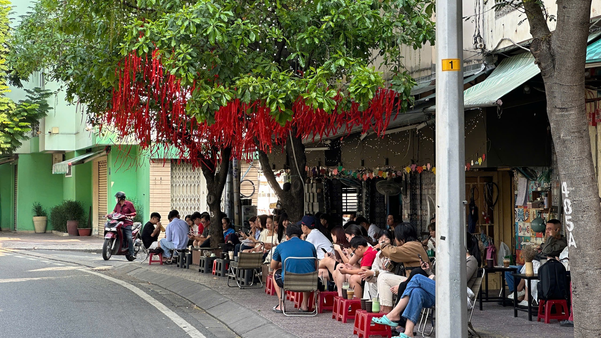 Đón đầu năm mới tại TP.HCM: Nàng thơ xúng xính áo dài kín lối Dinh Độc Lập, cà phê đắt khách hết sạch chỗ ngồi- Ảnh 28.