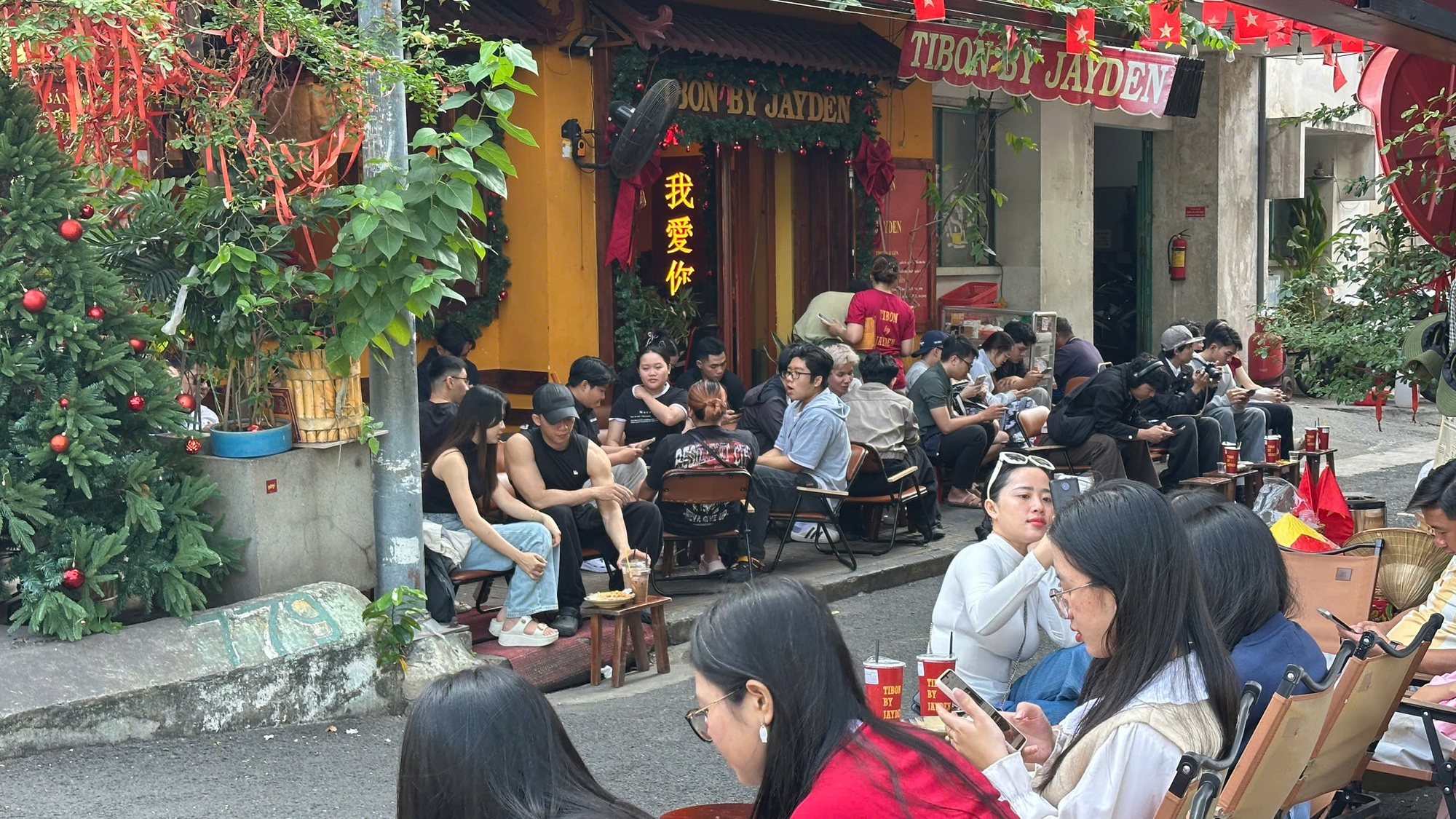 Đón đầu năm mới tại TP.HCM: Nàng thơ xúng xính áo dài kín lối Dinh Độc Lập, cà phê đắt khách hết sạch chỗ ngồi- Ảnh 30.