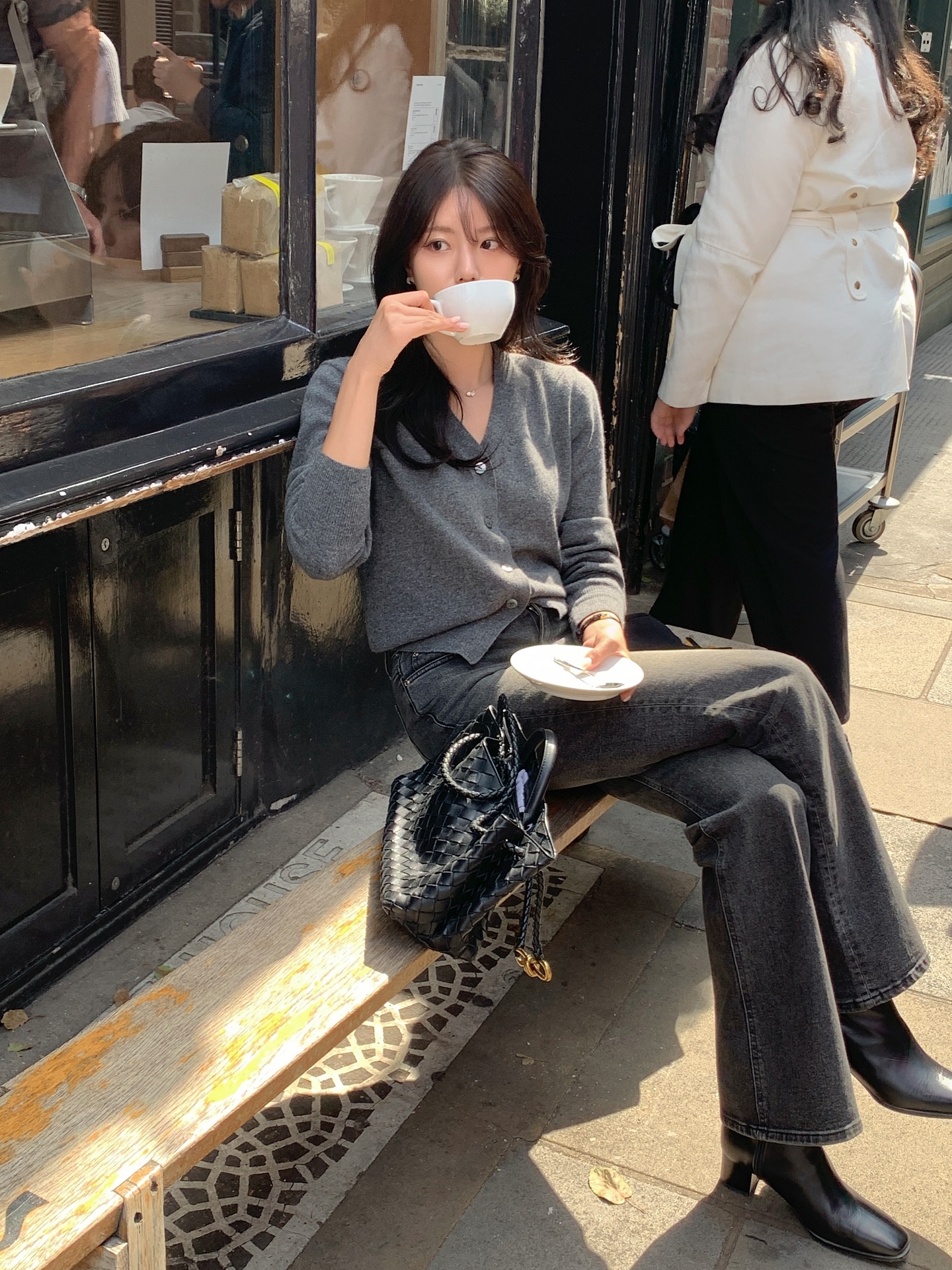 5 cách mặc quần jeans tới công sở trẻ trung và chuẩn thanh lịch- Ảnh 1.